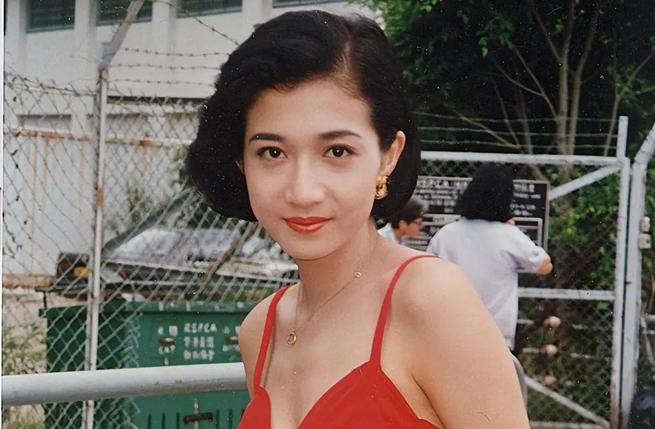 成龙私生女吴卓林：一生都被嫌弃，如今放下一切重获新生