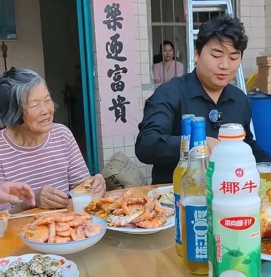 全红婵妈妈携家人回娘家，她戴两个大金镯子好醒目，果然是有钱了