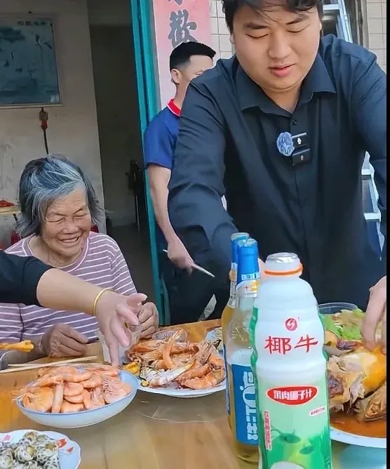 全红婵妈妈携家人回娘家，她戴两个大金镯子好醒目，果然是有钱了