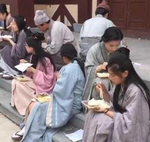 横店13万群演现状：美女泛滥，懒汉遍地，降薪后他们该何去何从？