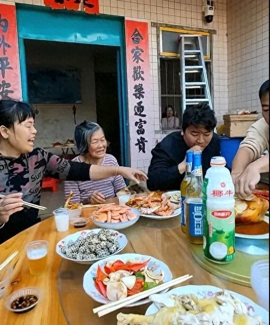 全红婵妈妈携家人回娘家，她戴两个大金镯子好醒目，果然是有钱了