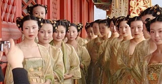 横店13万群演现状：美女泛滥，懒汉遍地，降薪后他们该何去何从？
