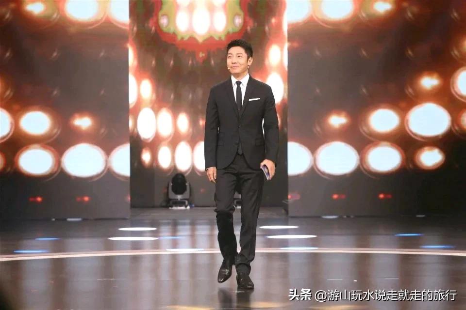 撒贝宁一家回武汉过年拜年，妻子李白身材气质抢眼，龙凤胎好可爱