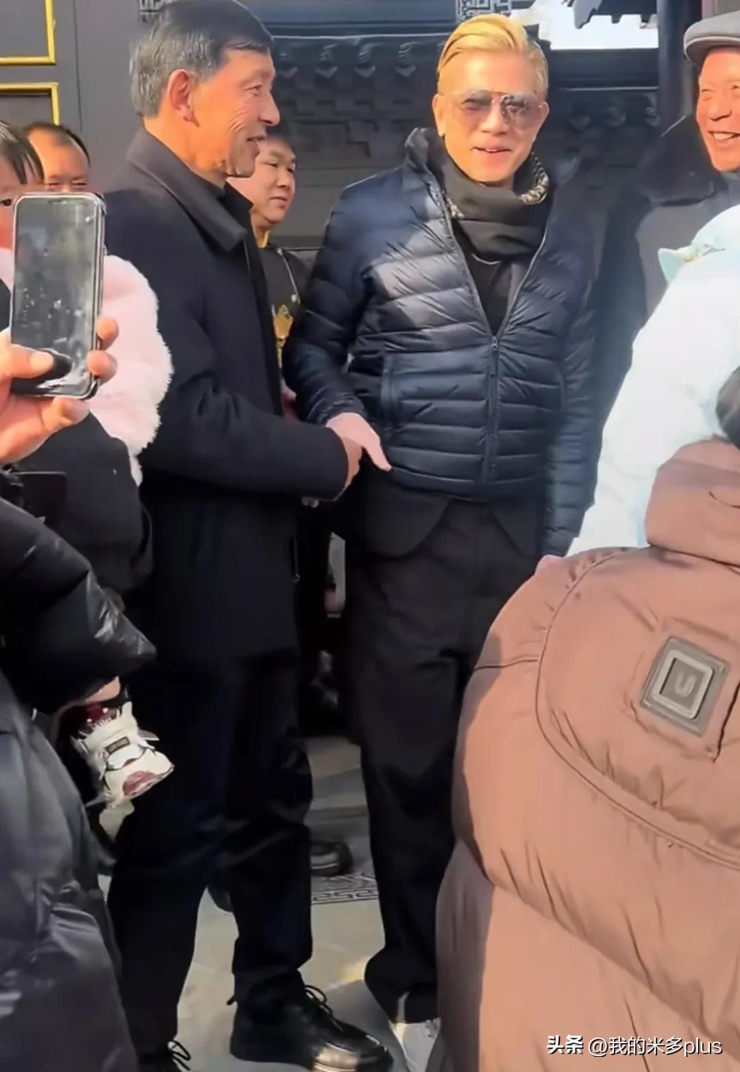 方媛回安徽好风光！郭富城戴墨镜穿紧身羽绒服陪笑，岳父一脸满意