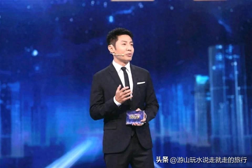 撒贝宁一家回武汉过年拜年，妻子李白身材气质抢眼，龙凤胎好可爱