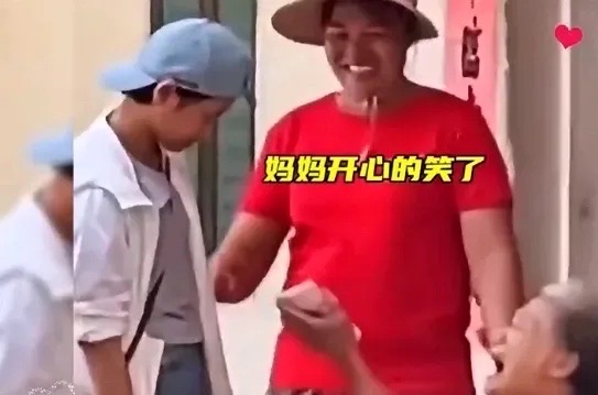 全红婵妈妈携家人回娘家，她戴两个大金镯子好醒目，果然是有钱了