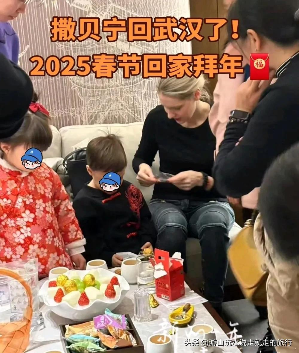 撒贝宁一家回武汉过年拜年，妻子李白身材气质抢眼，龙凤胎好可爱