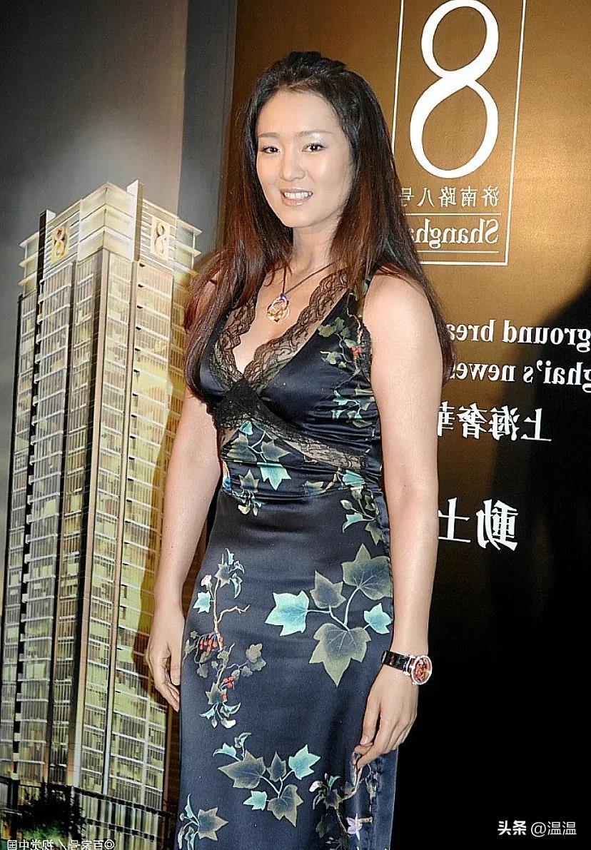 都在说巩俐膀大腰圆，这才是极品的好身材，丰乳肥臀太好看！