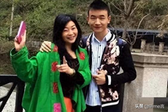 23岁小伙爱上46岁大妈，婚后不生孩子，8年过去了两人现在怎样？