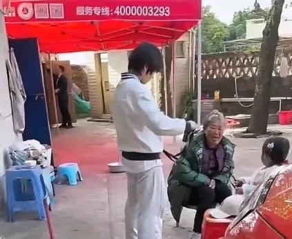 全红婵妈妈携家人回娘家，她戴两个大金镯子好醒目，果然是有钱了