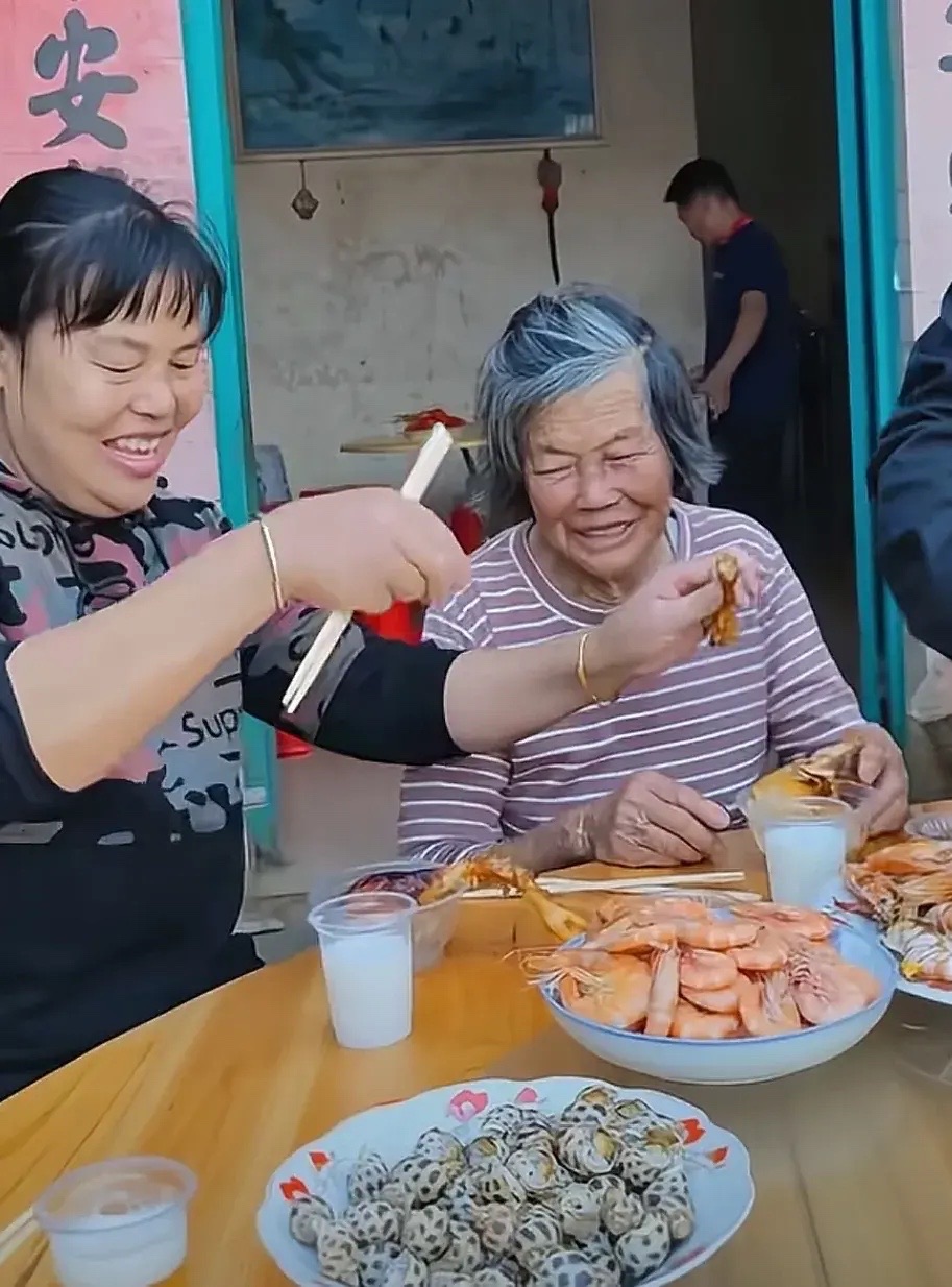 全红婵妈妈携家人回娘家，她戴两个大金镯子好醒目，果然是有钱了