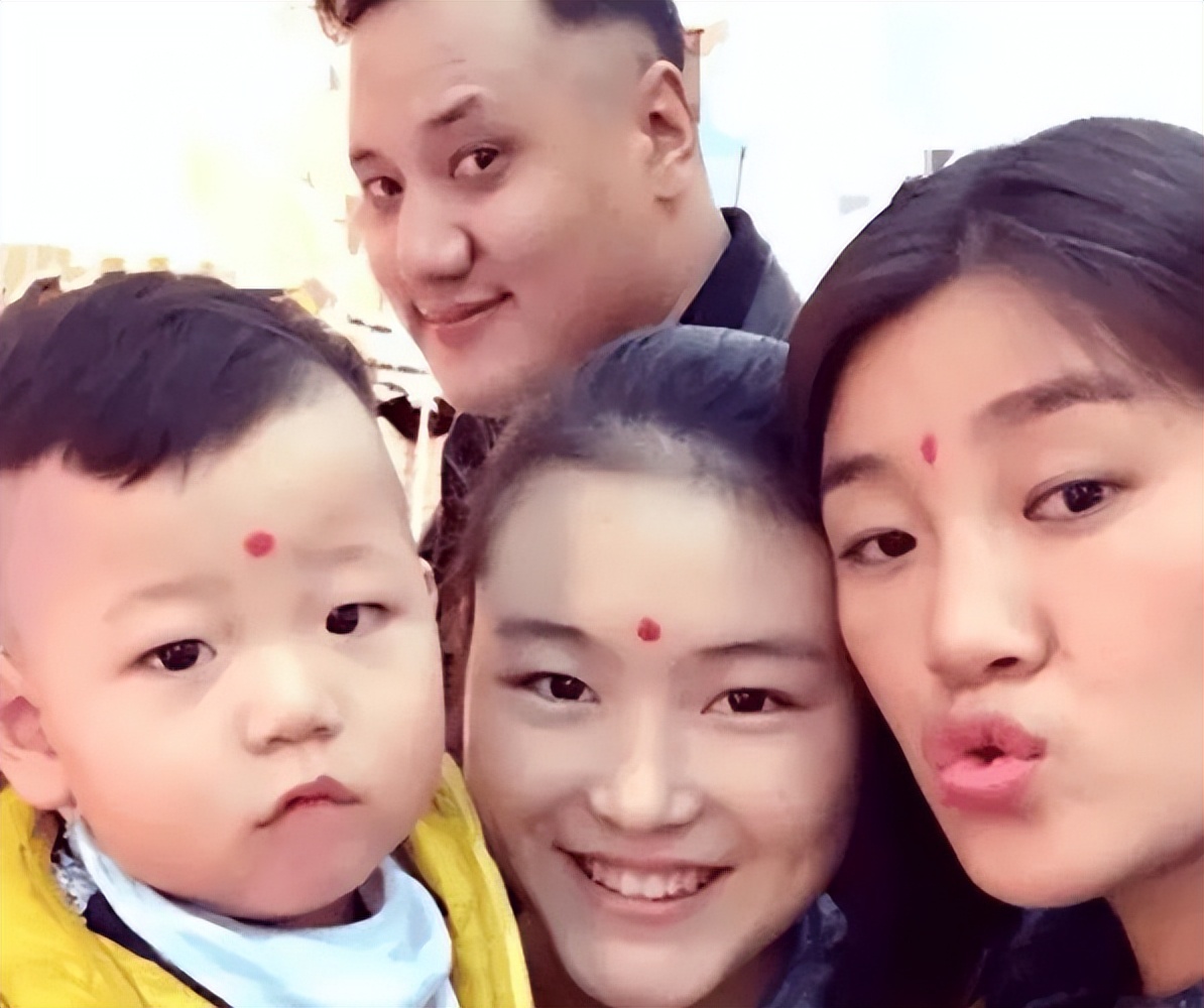 歌手降央卓玛：因丈夫高颜值疯狂倒追，婚后生3胎，如今怎么样了