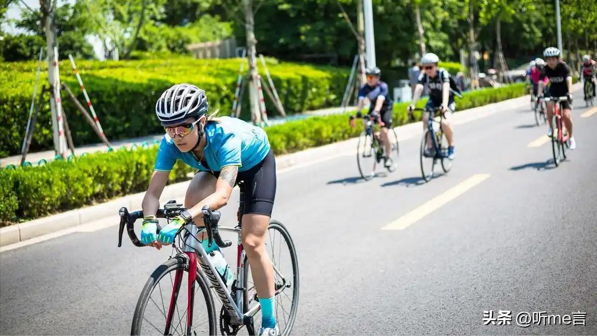 23岁小伙爱上46岁大妈，婚后不生孩子，8年过去了两人现在怎样？