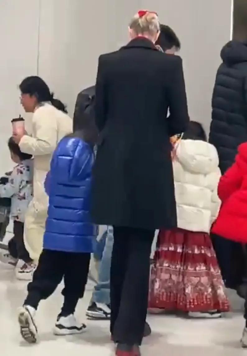 撒贝宁一家回武汉拜年，李白身材气质出众，龙凤胎穿拜年服好可爱
