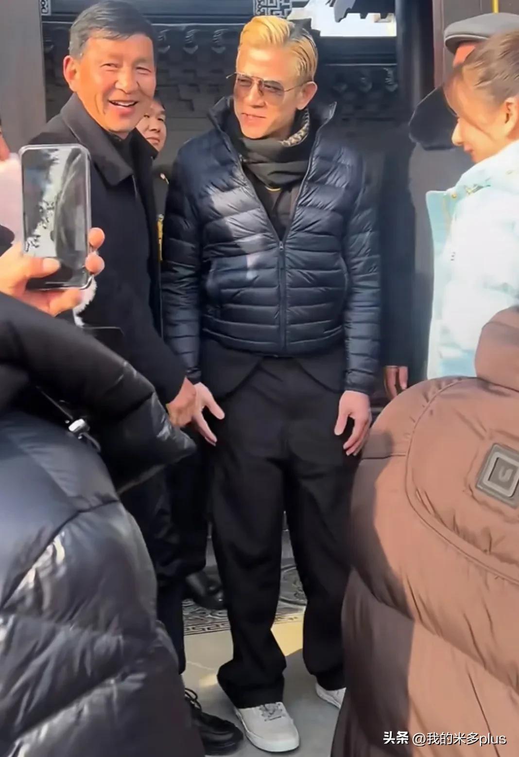 方媛回安徽好风光！郭富城戴墨镜穿紧身羽绒服陪笑，岳父一脸满意