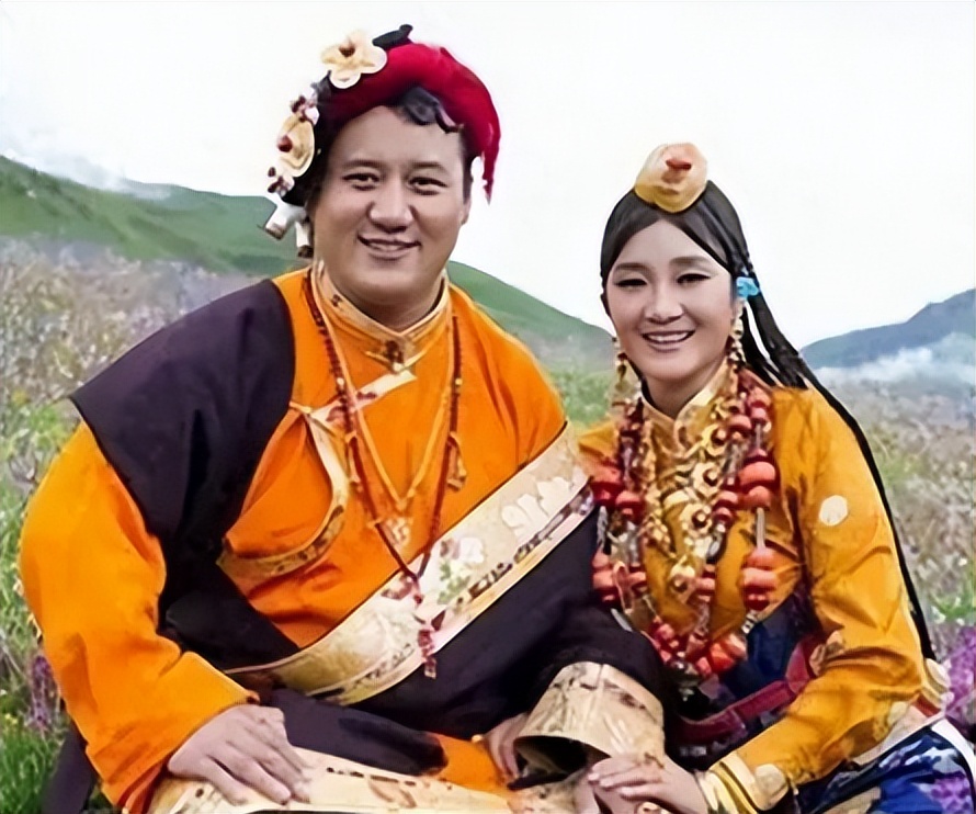 歌手降央卓玛：因丈夫高颜值疯狂倒追，婚后生3胎，如今怎么样了