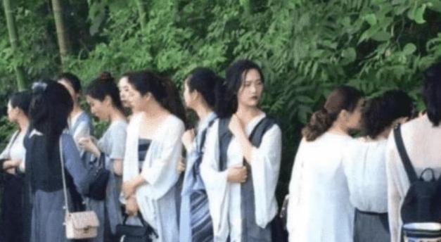 横店13万群演现状：美女泛滥，懒汉遍地，降薪后他们该何去何从？