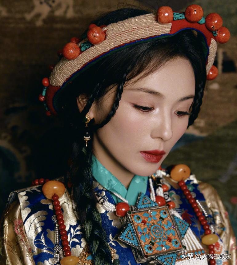 再看央视春晚艳压群芳的8位女星，科技脸输了，优雅老去的赢麻了