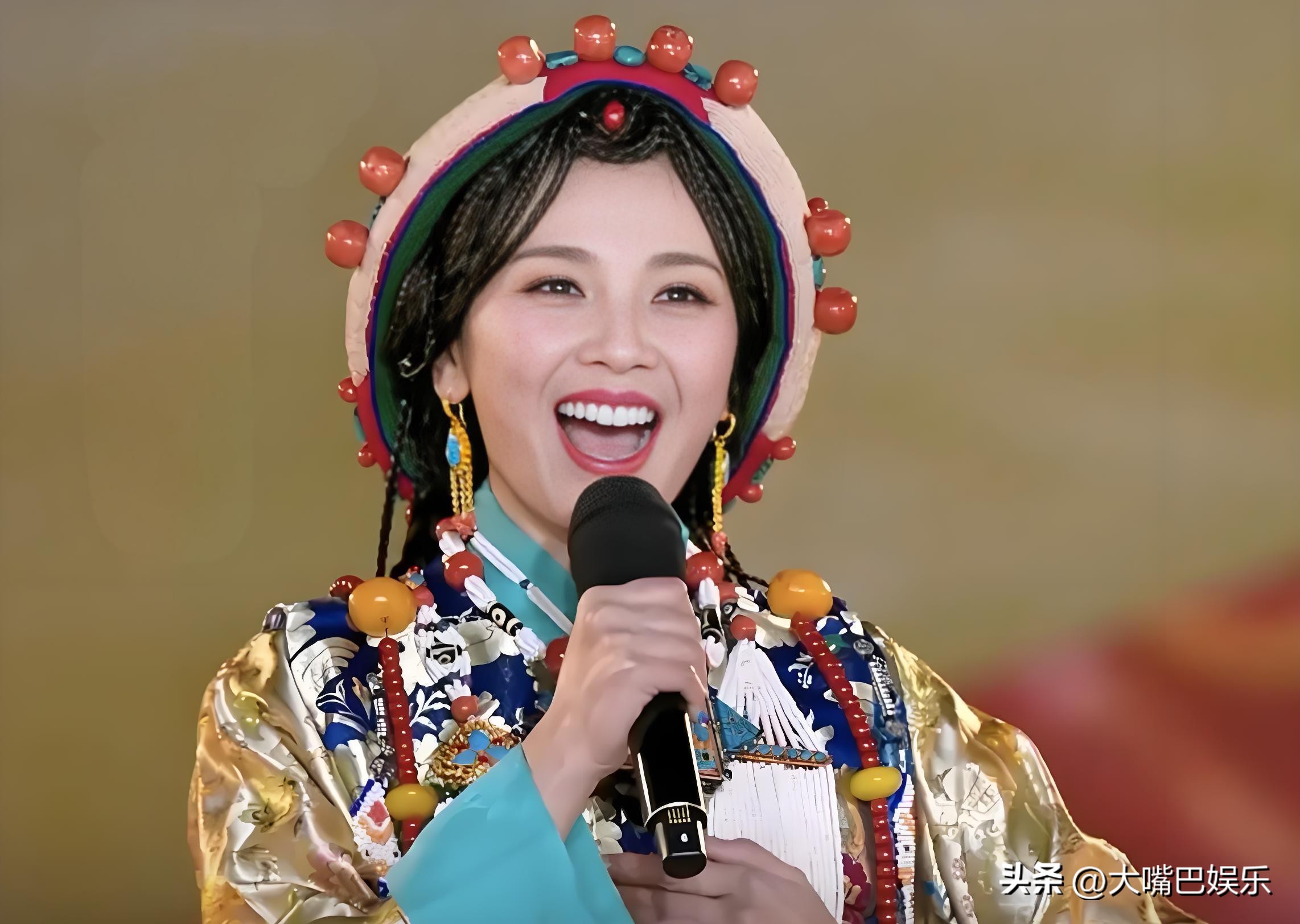 再看央视春晚艳压群芳的8位女星，科技脸输了，优雅老去的赢麻了