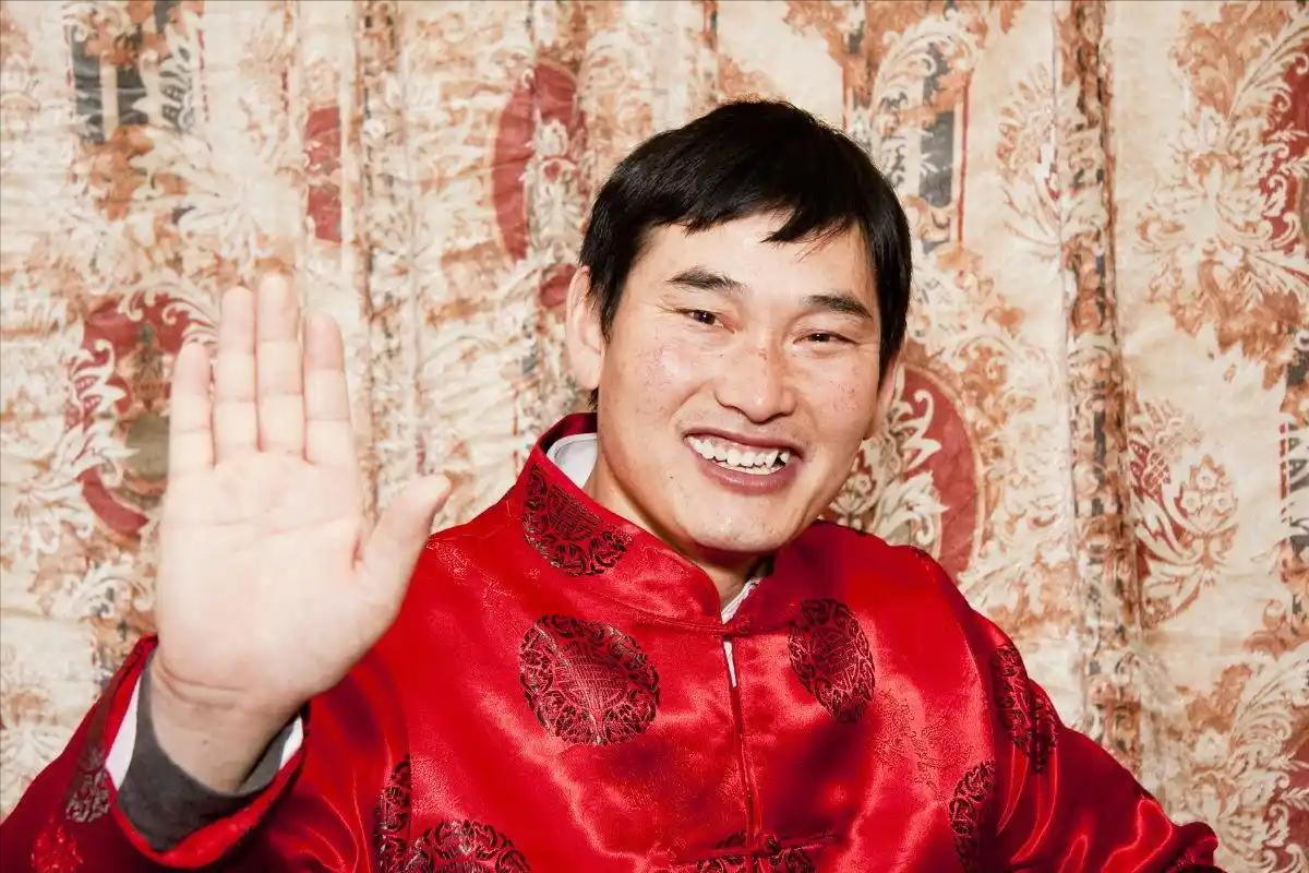 大衣嫂轰走拜年乡邻！大衣哥欲哭无泪：现场曝光，恐成下一个王菲