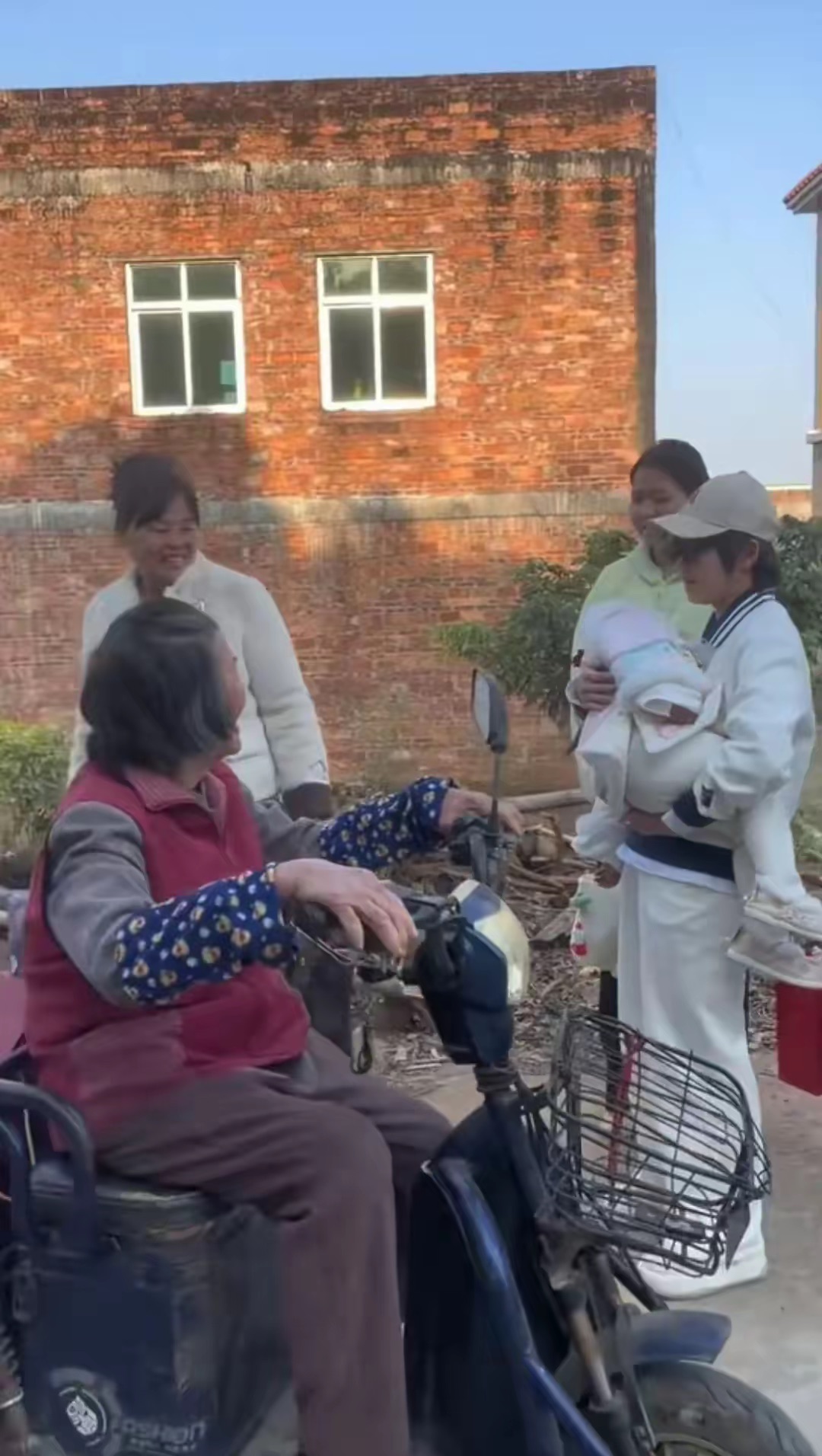 全红婵妈妈携家人回娘家，她戴两个大金镯子好醒目，果然是有钱了