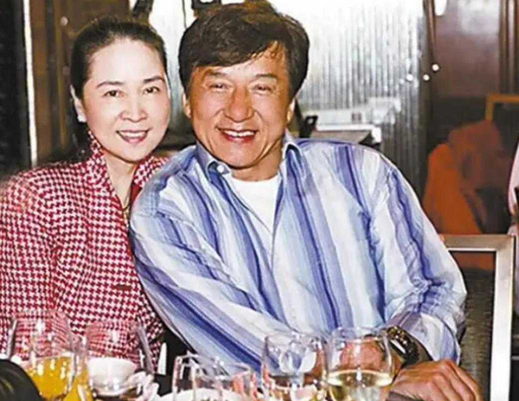 成龙私生女吴卓林：一生都被嫌弃，如今放下一切重获新生