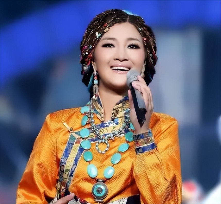 歌手降央卓玛：因丈夫高颜值疯狂倒追，婚后生3胎，如今怎么样了
