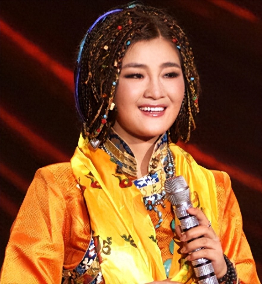 歌手降央卓玛：因丈夫高颜值疯狂倒追，婚后生3胎，如今怎么样了