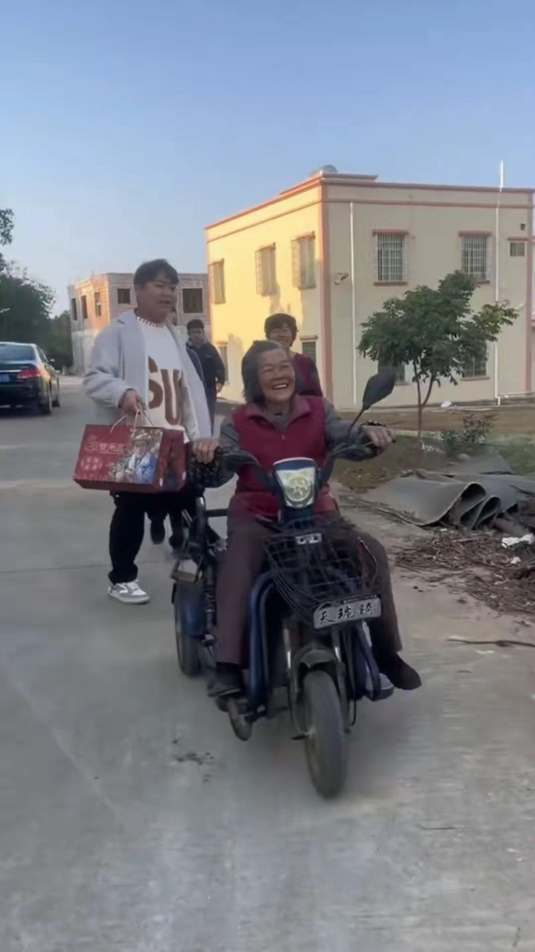 全红婵妈妈携家人回娘家，她戴两个大金镯子好醒目，果然是有钱了