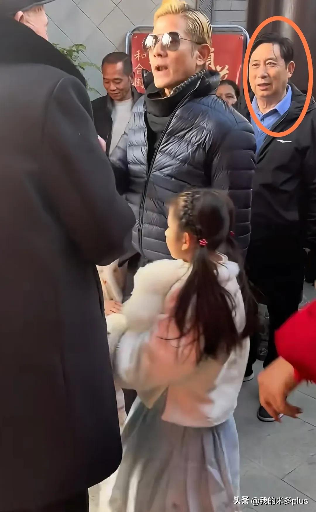 方媛回安徽好风光！郭富城戴墨镜穿紧身羽绒服陪笑，岳父一脸满意