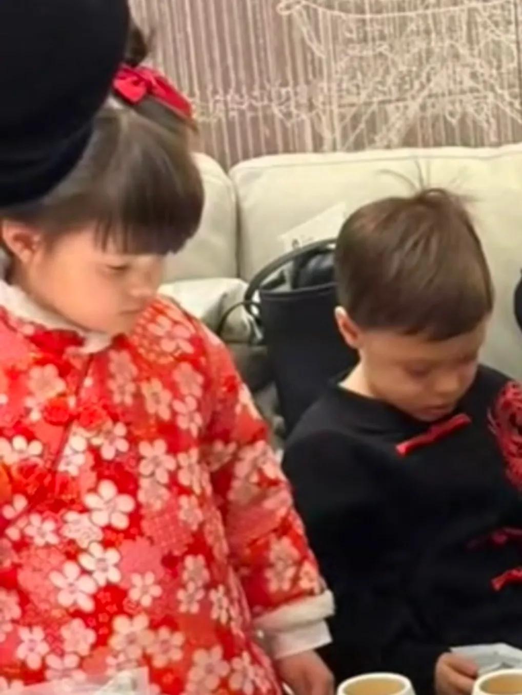 撒贝宁一家回武汉拜年，李白身材气质出众，龙凤胎穿拜年服好可爱