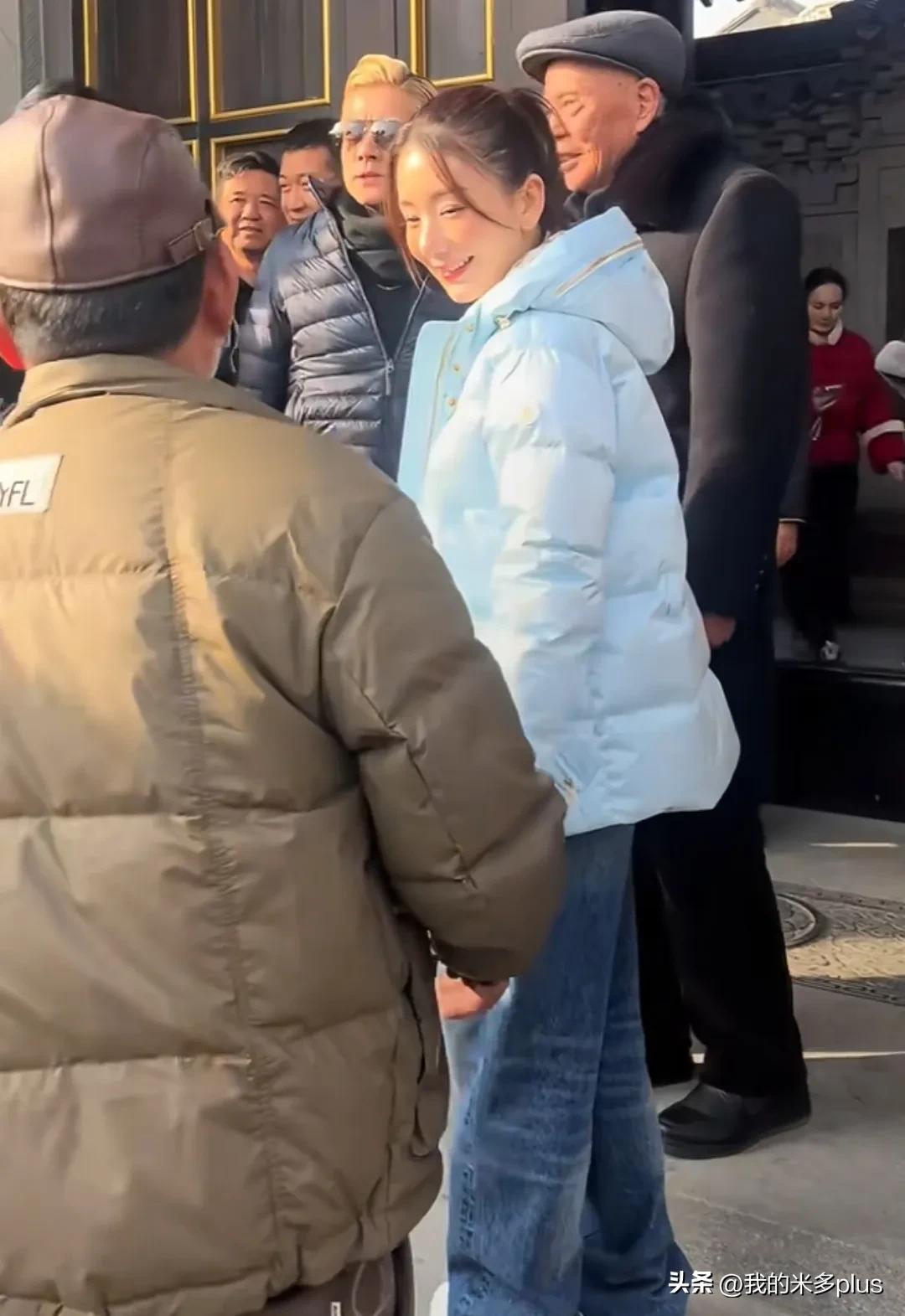 方媛回安徽好风光！郭富城戴墨镜穿紧身羽绒服陪笑，岳父一脸满意